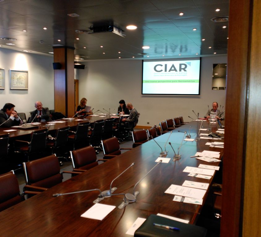 Vista del fondo de la sala con la imagen de CIAR en CEOE